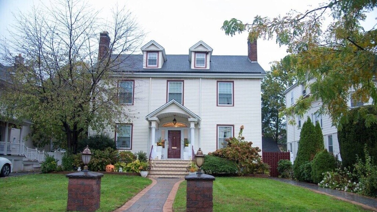 Elizabeth House | Stunning 5 BdRm/3 Bth Home near EWR Airport , Mins. from Times Square & Shopping