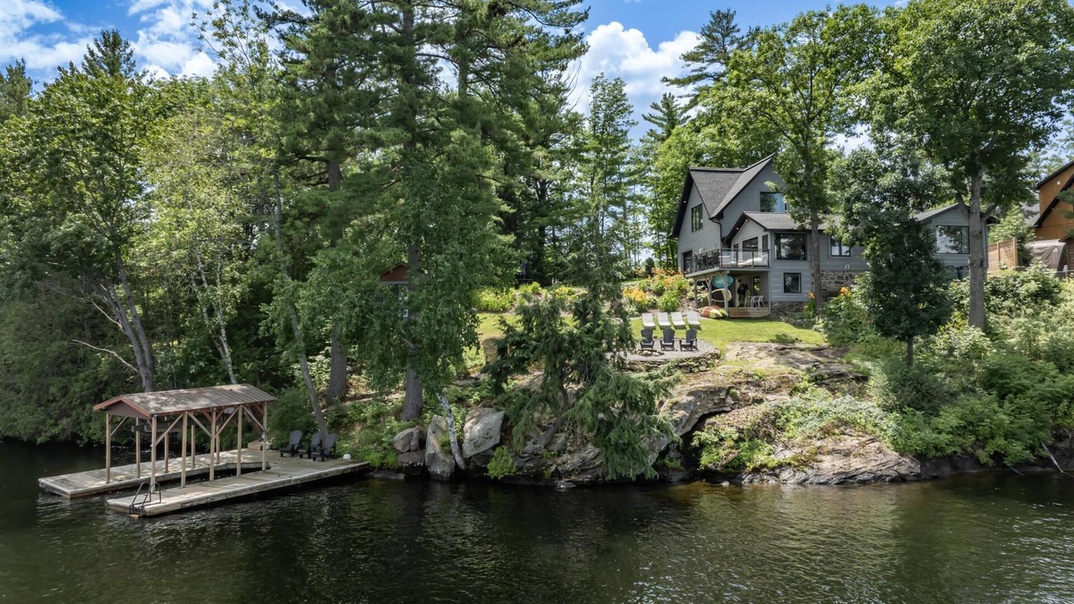 Gravenhurst Cottage | Stunning 5 + Bed, 3 Bath Cottage on the South End of Lake Muskoka! All Day Sun!