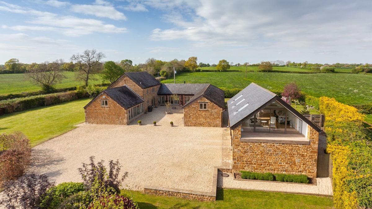 Hook Norton House | Stunning 5 bed edge of village Cotswold Barn, walk to pubs, idyllic village