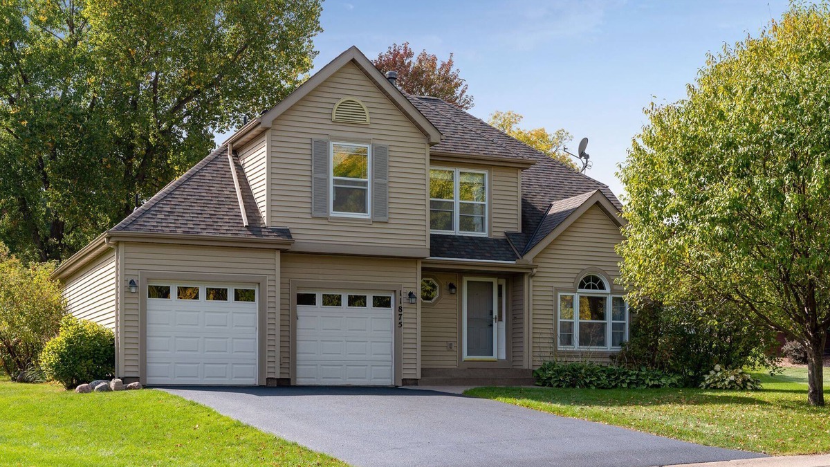 Maple Grove House | Stunning 5 BR, 2 King Bed, 2 Garage, 4 BTH Family Friendly Home with Hot Tub