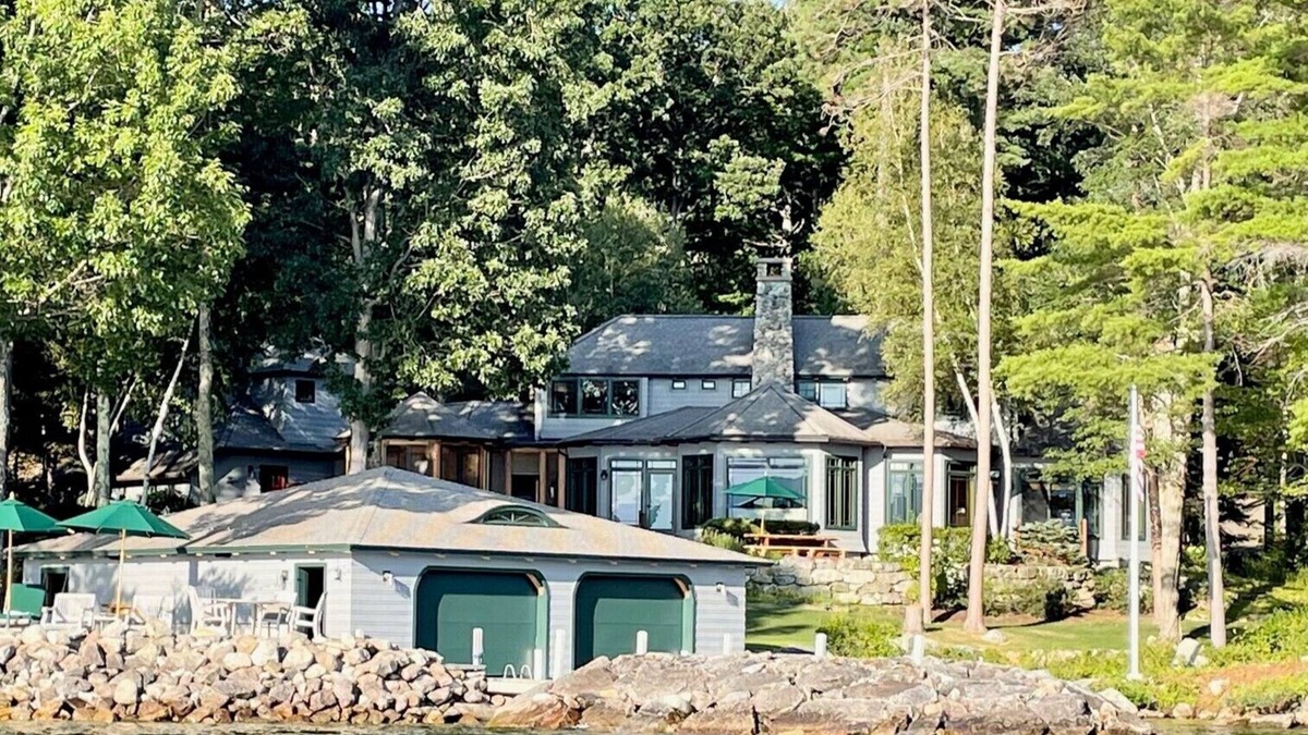 Alton House | Stunning 5 BR Lakefront Home with Private Gym & Boat House