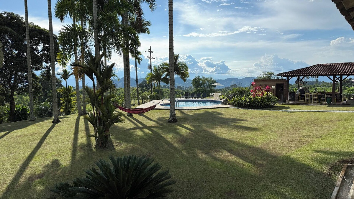 Pereira Villa | Stunning 5 BR Villa with Mountain Views & WiFi in COMBIA-Pereira, CO