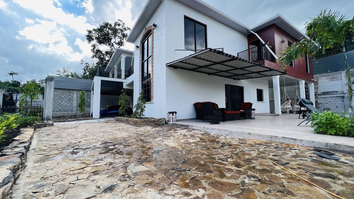 Bouvet Island House | Stunning 5 bedroom house all ensuite with a beautiful pool and backyard.