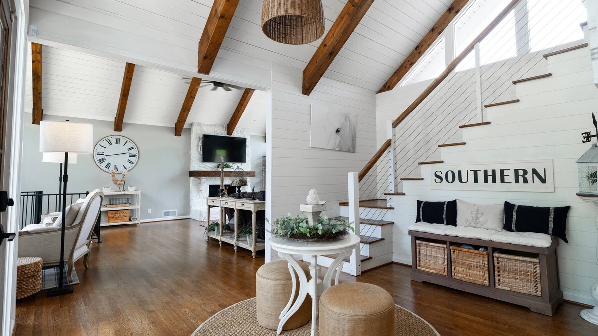 Cleveland Other | STUNNING 5 star luxury farmhouse, GA wine country with a new Pickleball Court!