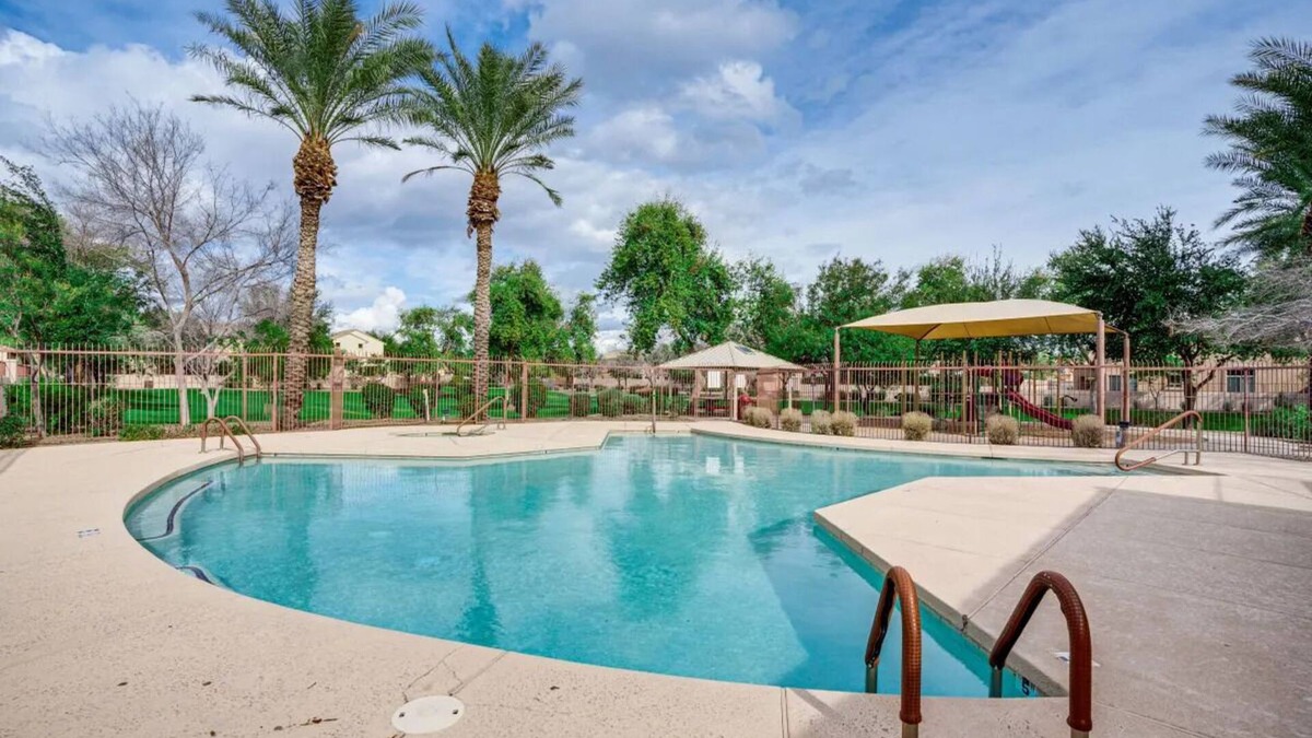 Glendale House | Stunning 5BD/3BA Home located near the State Farm Stadium. The home of Final 4
