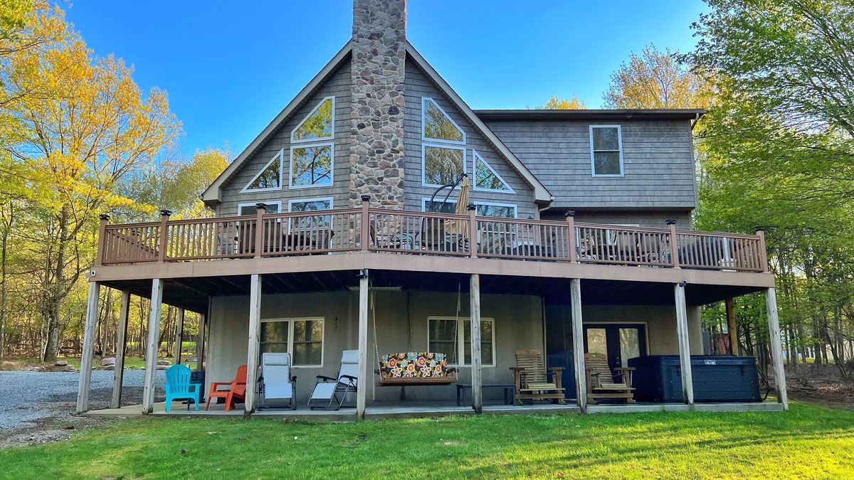 Albrightsville Ski Chalet | Stunning 6 bdrm Pocono Chalet, new Hot Tub & 2 blocks to lake and pools.