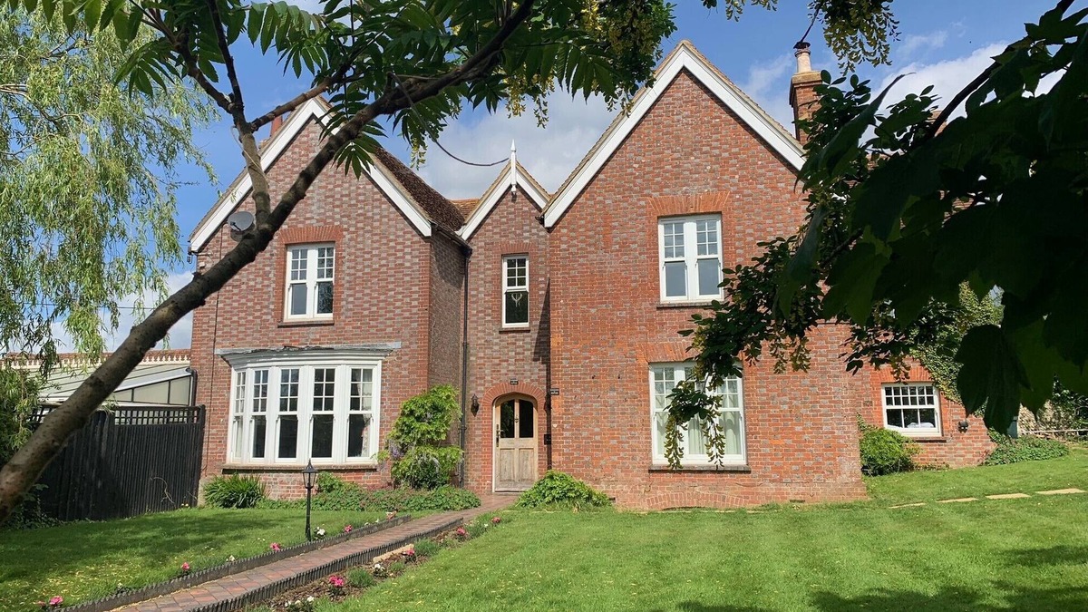 Hailsham House | Stunning 6 bedroom Farmhouse in Hellingly