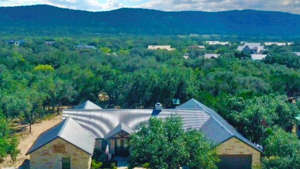Sabinal House | Stunning 6 Bedroom vacation home with pool & hot tub 5 minutes from Frio River!