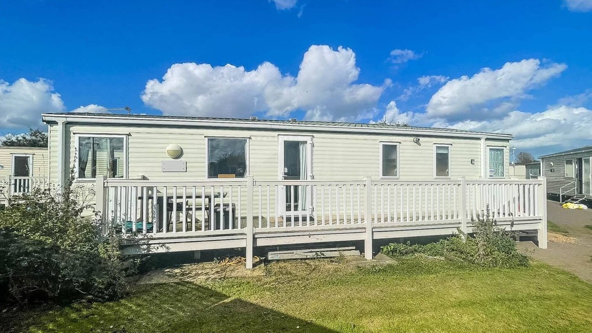 Scratby House | Stunning 6 berth caravan for hire in Norfolk, close to the beach, ref 19129S
