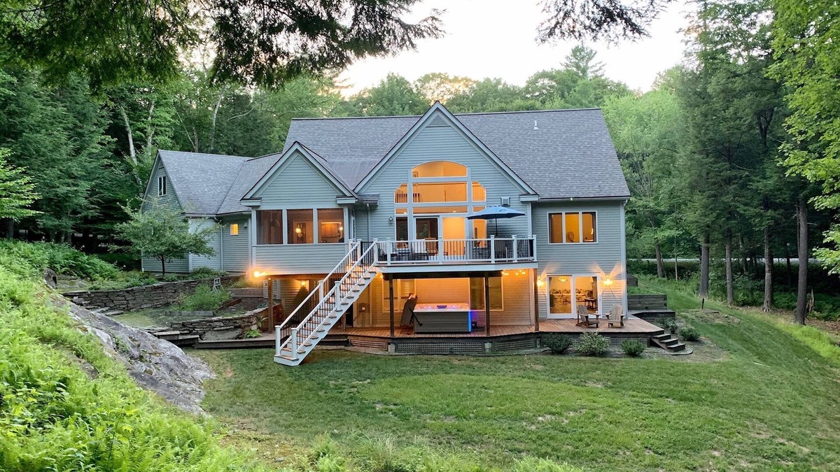 West Hartford House | Stunning 6 BR/4.5 BA with 7-person hot tub, pool table and EV charger