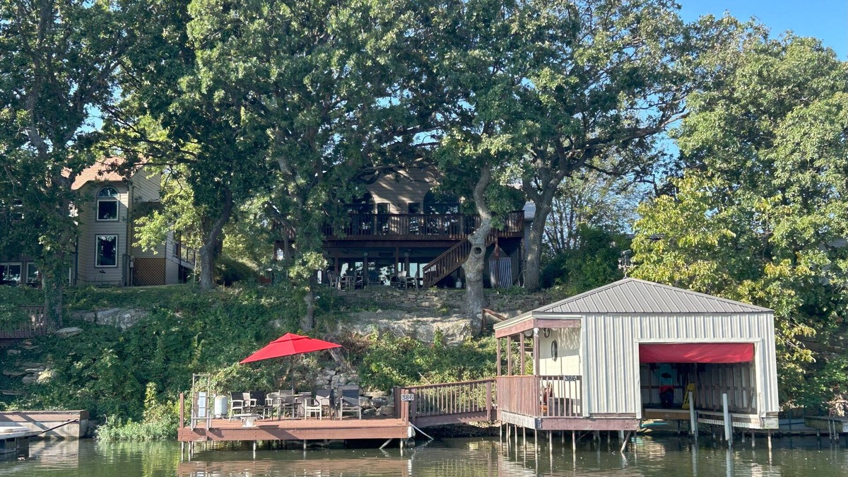 Alma House | Stunning 6Bedroom Lakefront Lodge on Beautiful Lake Wabaunsee-WiFi,Blackstone,AC