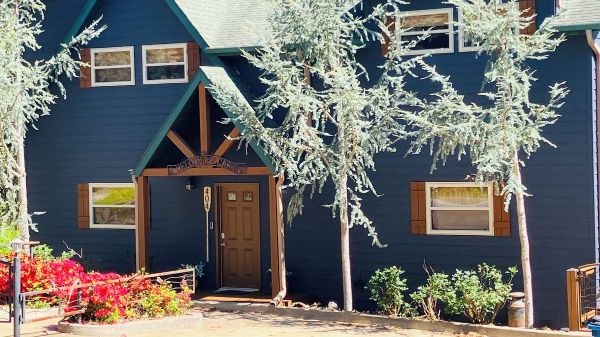 Lampe Cabin | Stunning 6BR 6BA Lakefront Cabin Sleeps 16