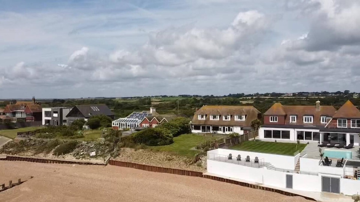 Cooden Villa | Stunning 8 bed Seaside Villa, Pool, Cinema, Bar, Private Beach. Sleeps 17