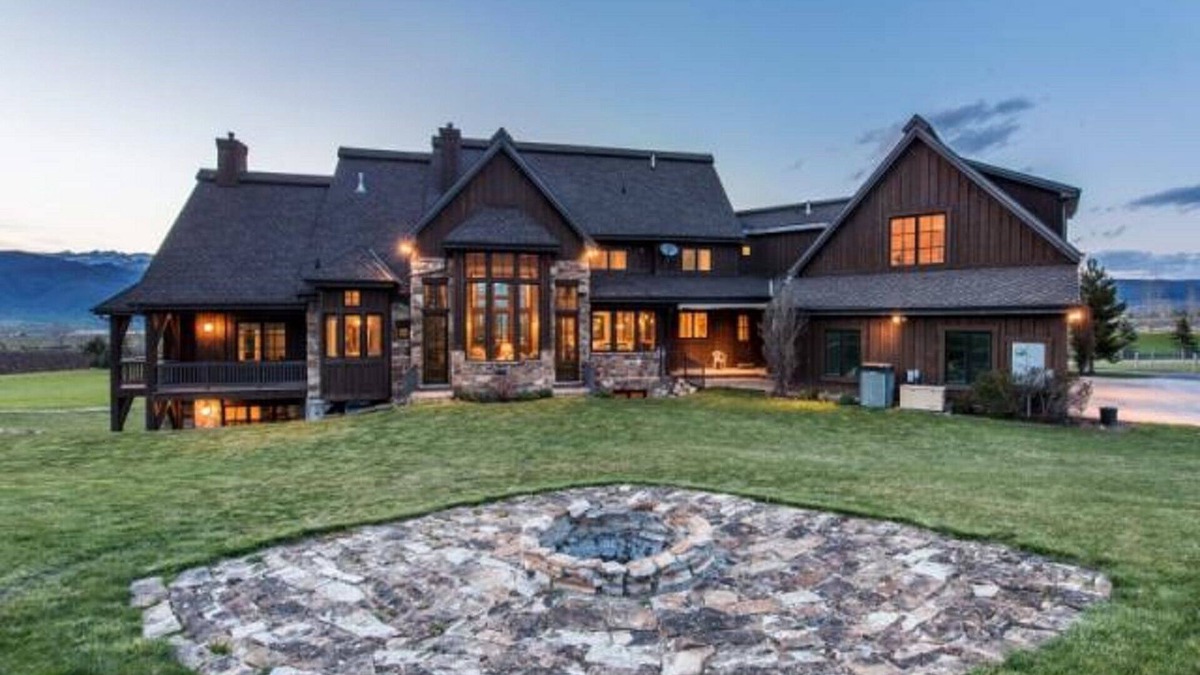 Daniel House | Stunning 9,900 sqft 8B Rustic Estate on 40 acre Private Ranch W/2 Hot Tubs