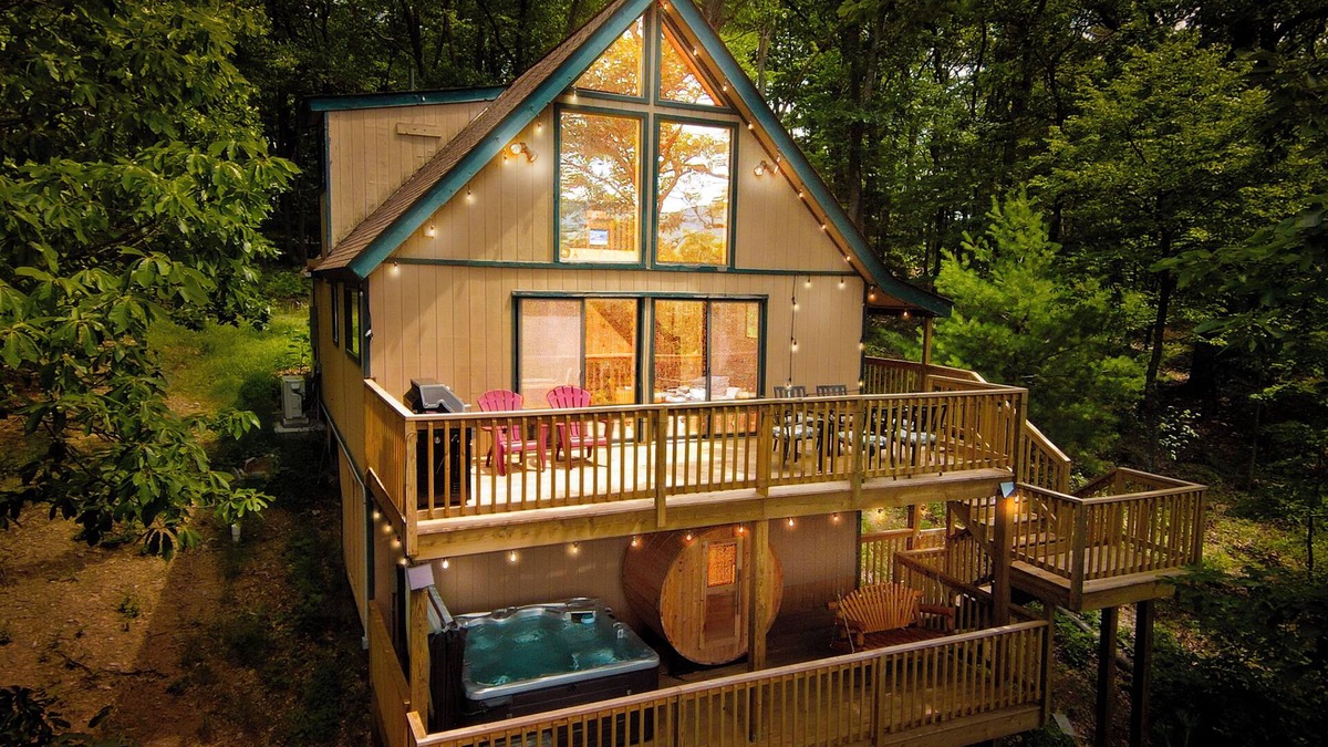 Bergton Cabin | Stunning A-Frame in Basye - Sauna, Jacuzzi, Sleeps 8, Games, 3 bdr, and 2 bath.