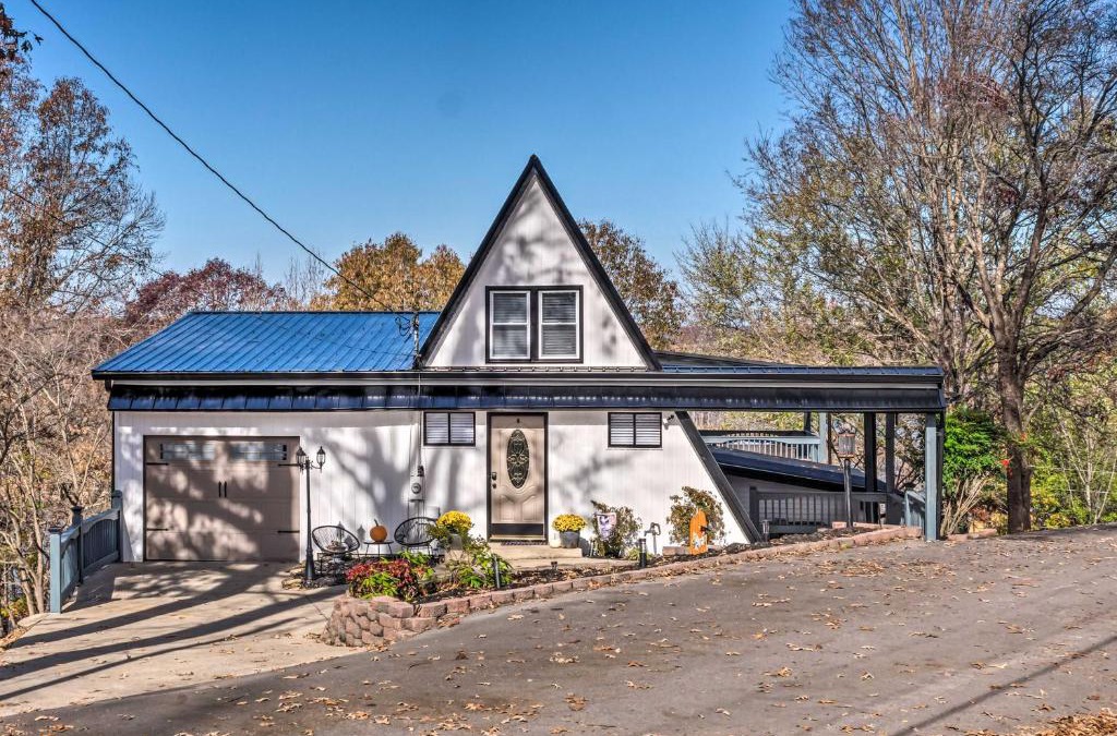 Etoile House | Stunning A-Frame Retreat with Spacious Deck!