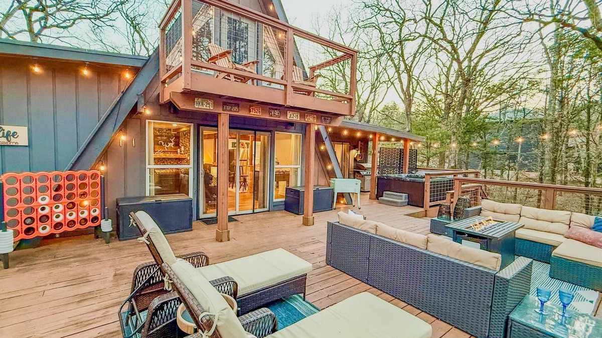 Pottsboro Cabin | Stunning A-Frame: Walk to Lake, LIVE TV, hot tub