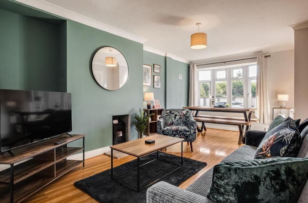 Clapham Apartment | Stunning and modern house with free parking plenty of space and an outdoor garden to enjoy presented by Our Home Short Stays