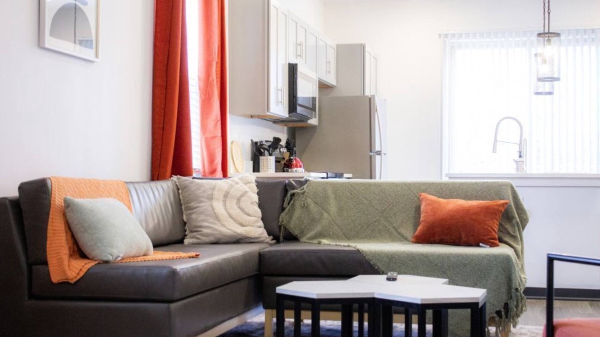 Bloomington House | Stunning and Modern 4-BR House with On-Site Pool