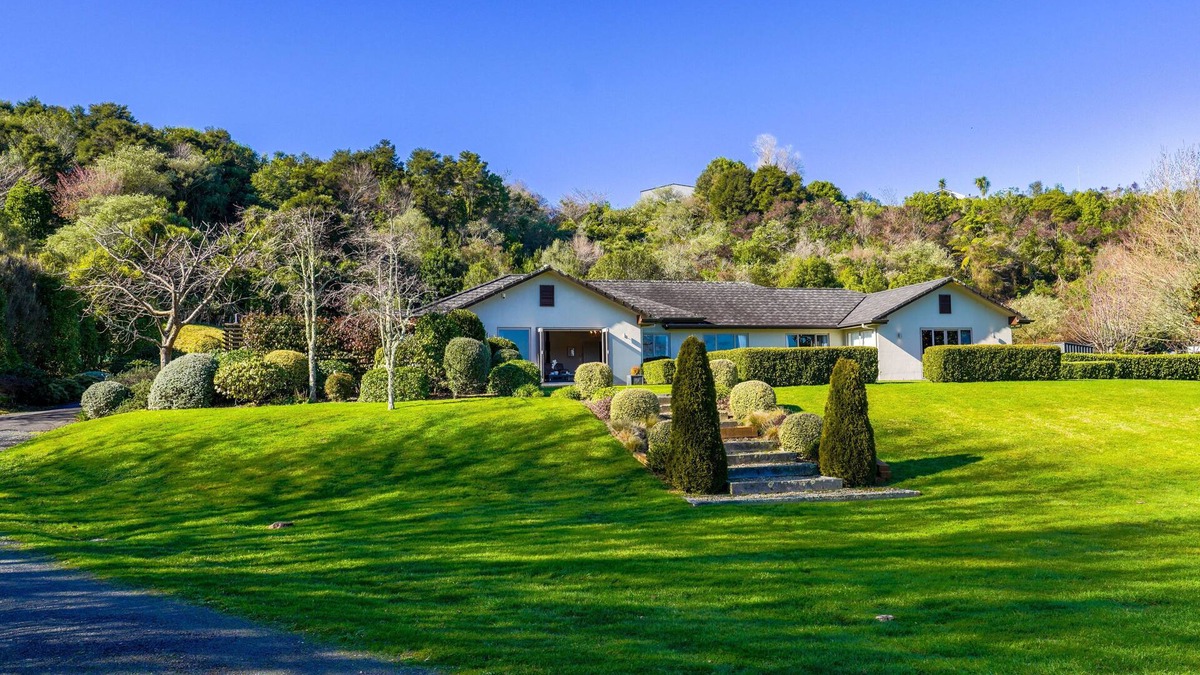 Tikitere House | Stunning and Spacious 5-Bedroom Home in Rotorua