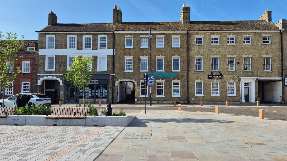 St Neots House | Stunning and spacious Georgian town house in historic town centre with parking!