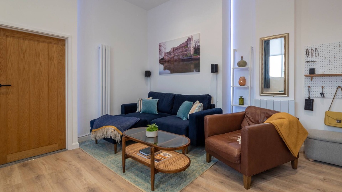 Newark Apartment | Stunning Apartment | Free Parking | Free Wi-Fi