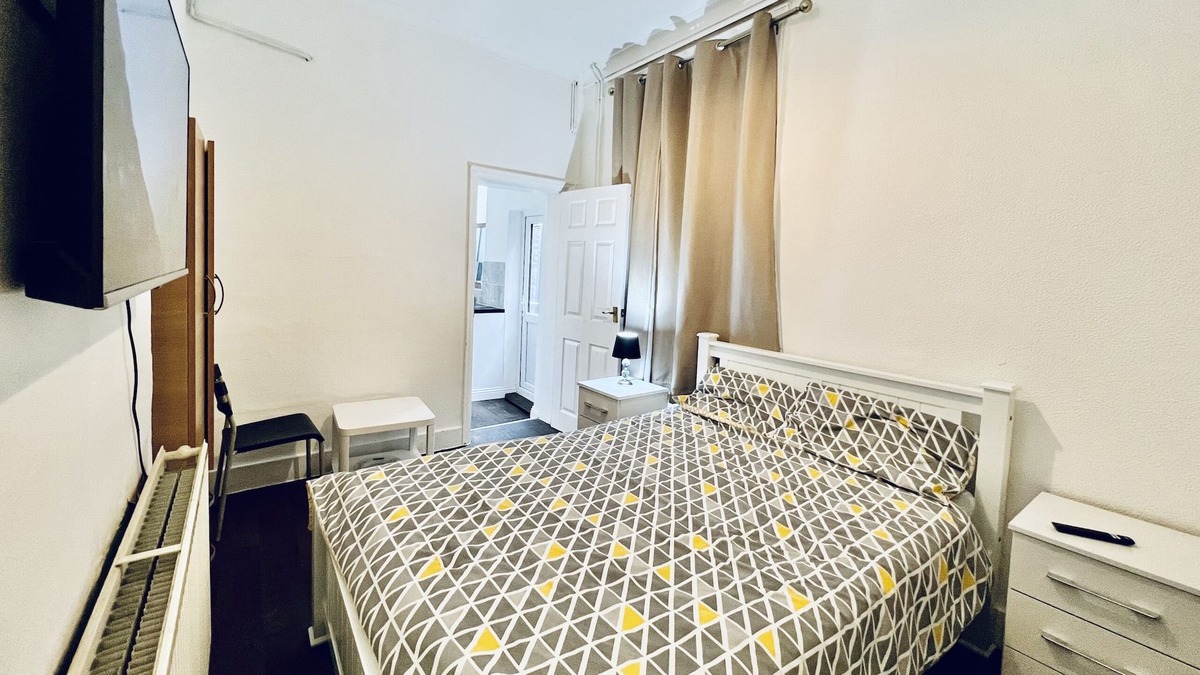 Loxford Apartment | Stunning Apt | Free Parking | Private Garden