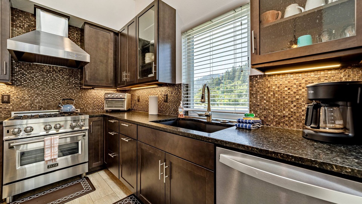 Gold Beach Apartment | Stunning apt near the ocean with gas fireplace, partial water views & grill