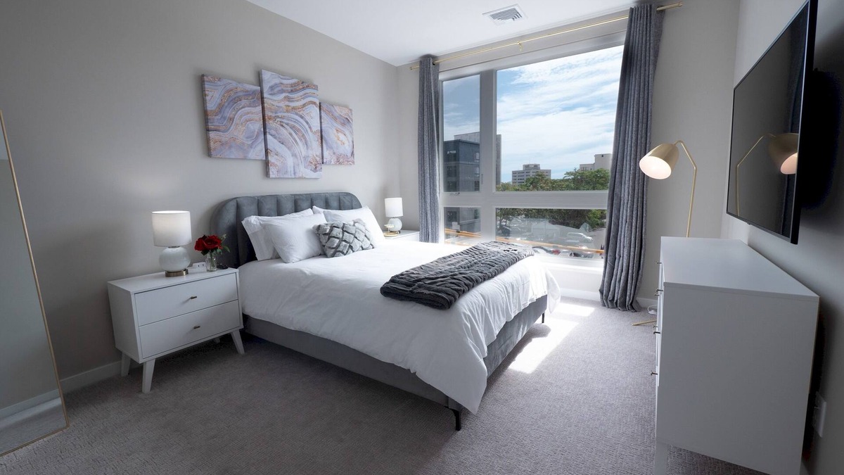 The Hill Apartment | Stunning Apt W/Parking and Gym | Downtown at Yale