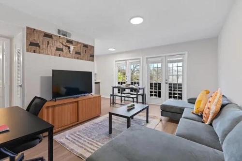 West Campus Apartment | Stunning Area, King Suite, Balcony, Free Parking, 2 mins to UT