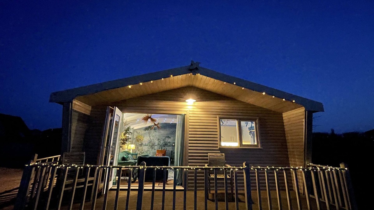 Gumley Cabin | Stunning Award Winning Lakeside Lodge perfect for fishing