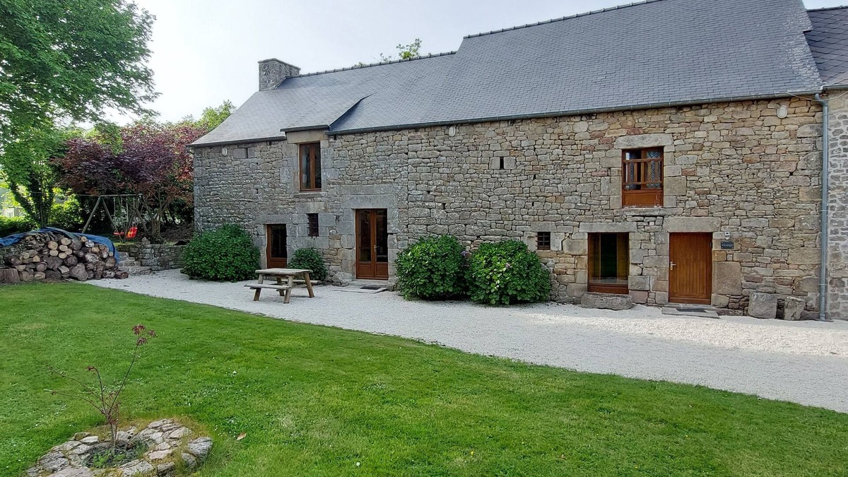 Megrit House | Stunning barn conversion, vaulted ceilings, huge walk-in fireplace, u/fl heating