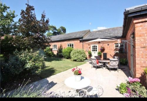 Powick House | Stunning Barn private hot tub Malvern & Worcester Sleeps 6