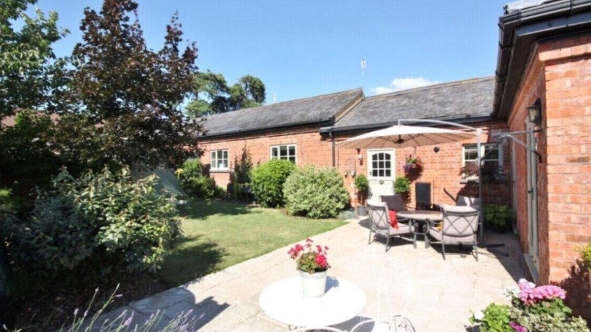 Powick House | Stunning Barn with hot tub close to Worcester Malvern sleeps 6