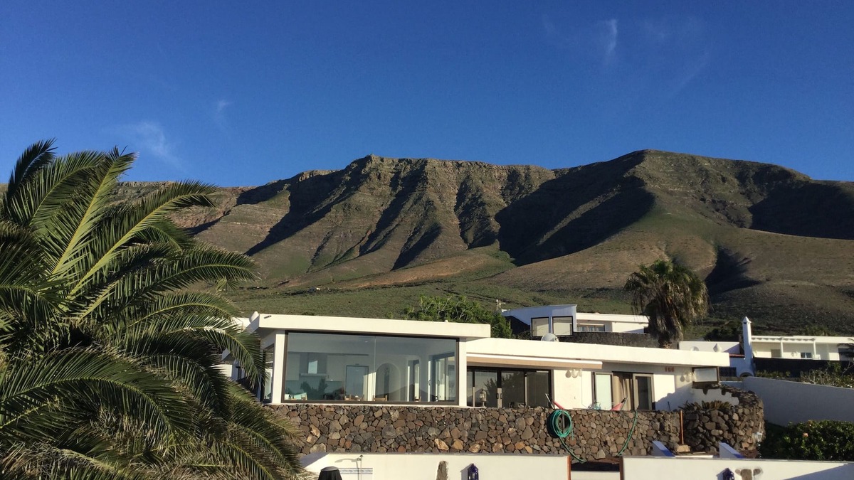 Urbanizacion Famara House | Stunning beach view, heated pool, perfect house for comfort and relaxation