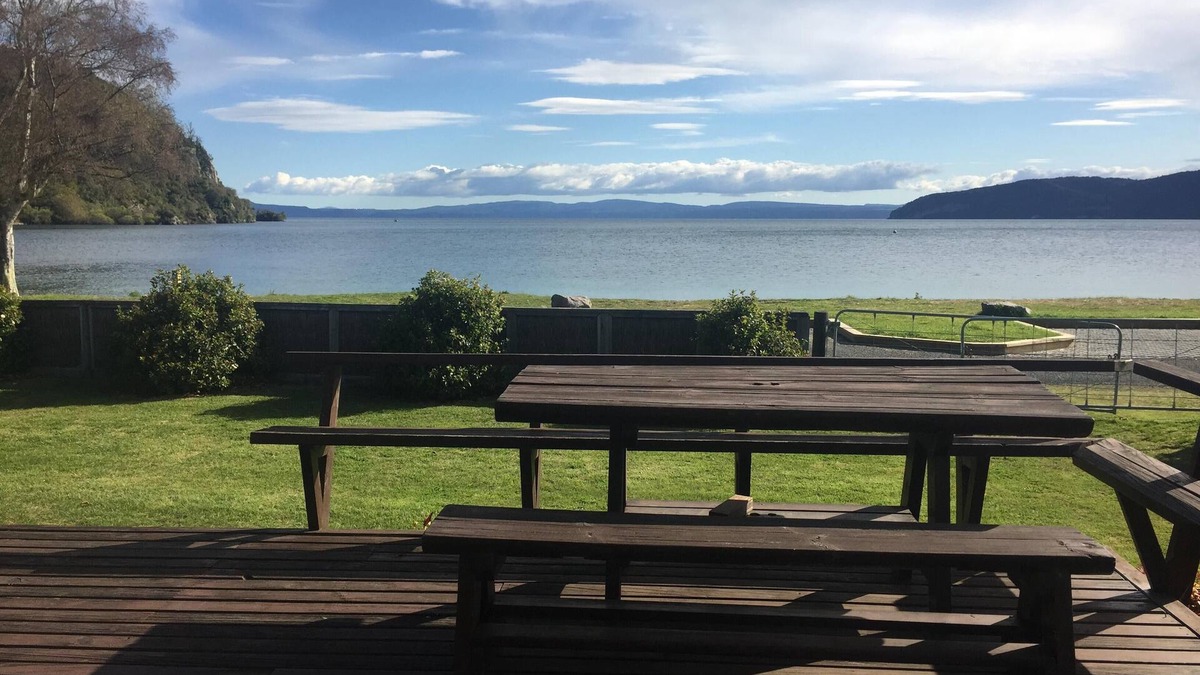 Kinloch House | Stunning beach front bach