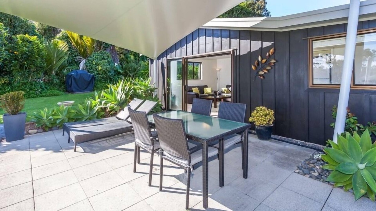 Hot Water Beach House | Stunning beach house within stone’s throw of the beach