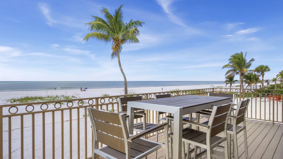 Mid Island House | ☀️Stunning Beachfront Home-Direct Water Views-Beachfront Palace☀️