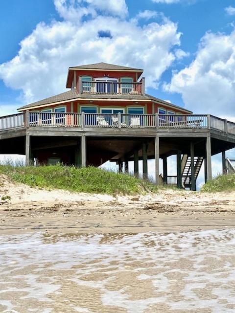 Gilchrist House | Stunning Beachfront 3 Bedroom Home, CoralMoonBeach