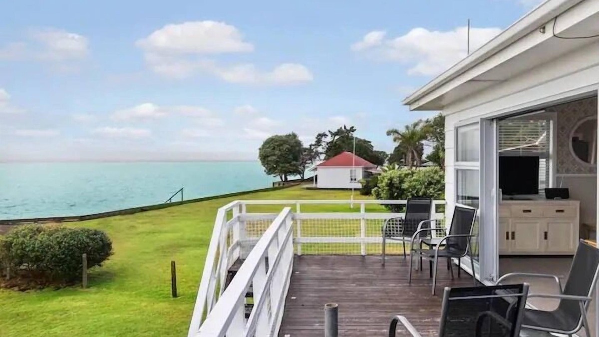 Grahams Beach House | Stunning Beachfront Bach