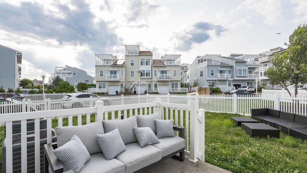 Queens House | Stunning Beachfront Queens Getaway 4 Bedroom Townhouse by Redawning