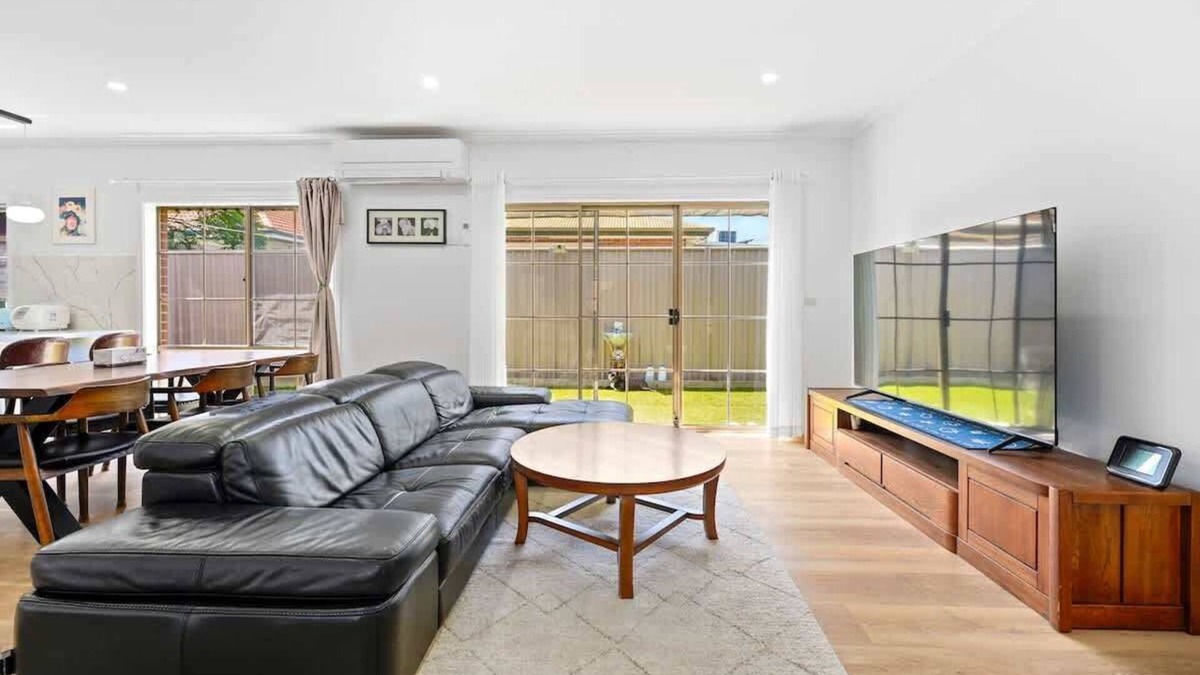 Bentleigh East House | Stunning Bentleigh East 2BR Sun-Filled Home