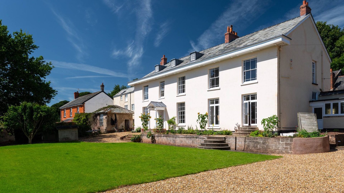 Bradninch House | Stunning Big House sleeps 16 Devon dog friendly, Devonn