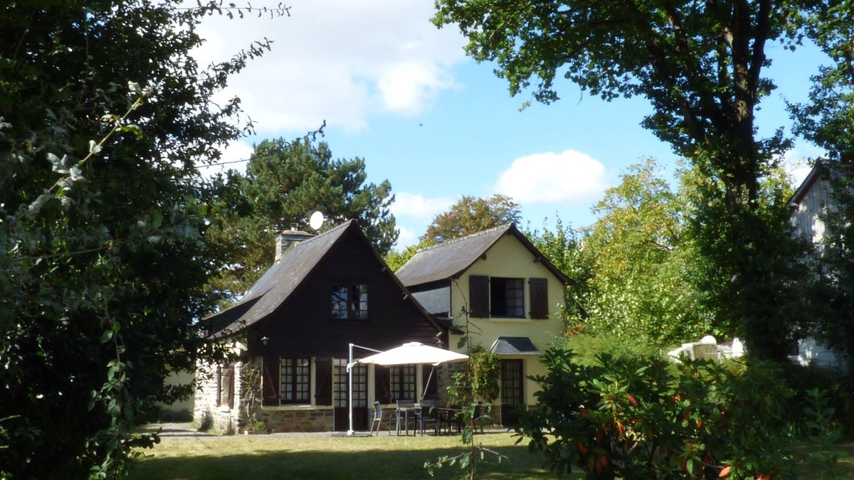 Guipry-Messac House | Stunning Brittany cottage right on the bank of the River Vilaine.