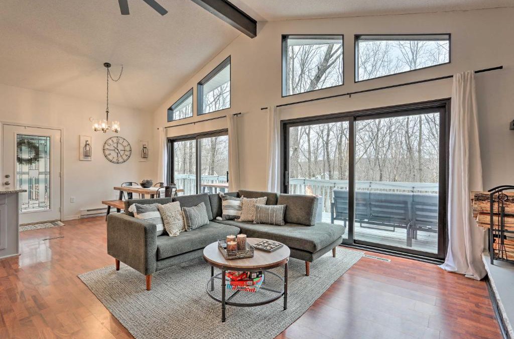 Bushkill House | Stunning Bushkill Getaway with Deck, 8 Mi to Skiing!