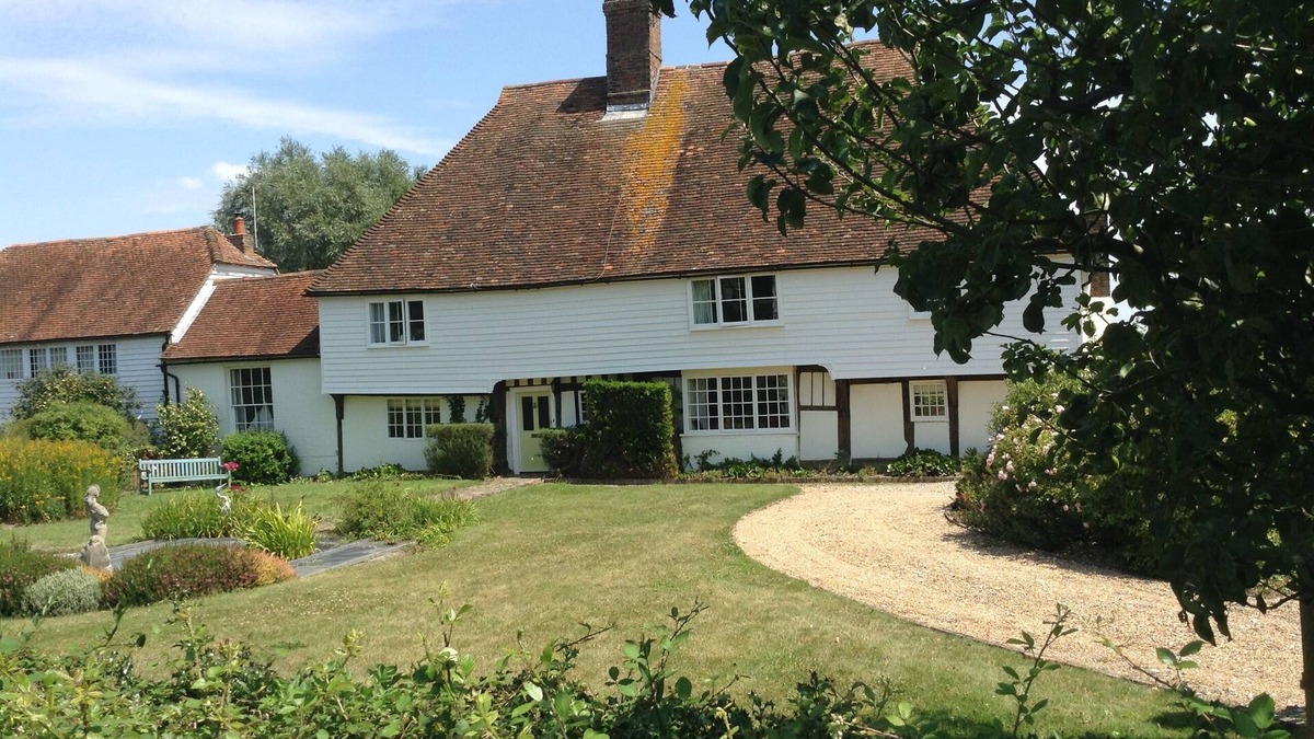 Rolvenden House | Stunning C15th Hall House, private heated pool set in large gardens, sleeps 10