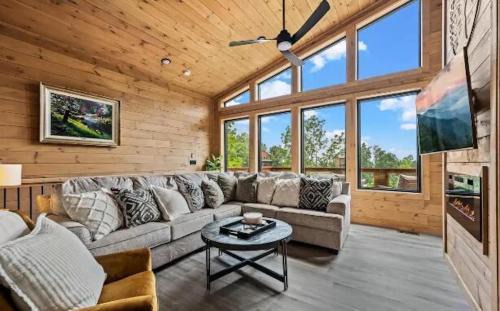 Sevierville House | Stunning Cabin for 6 with Hot Tub & Pool Table