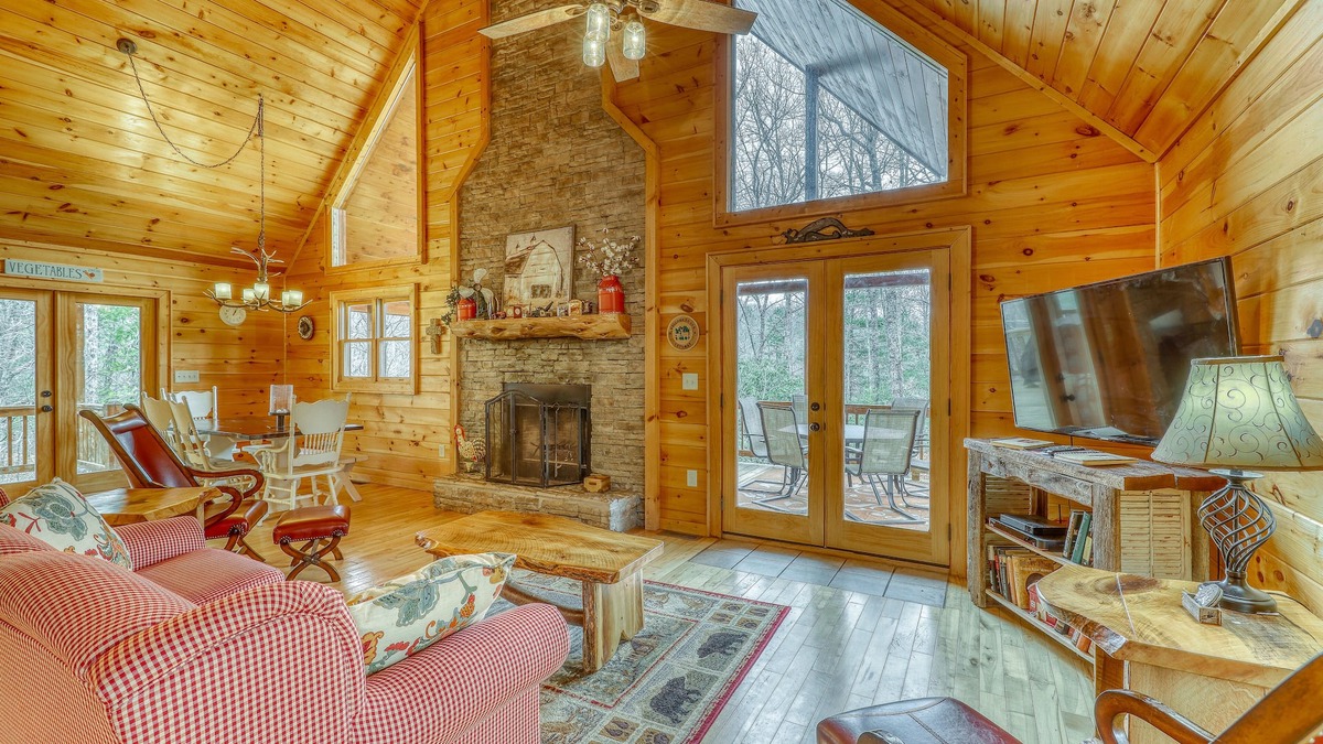 Mineral Bluff Cabin | Stunning cabin w/private hot tub, game room, & expansive deck - great view