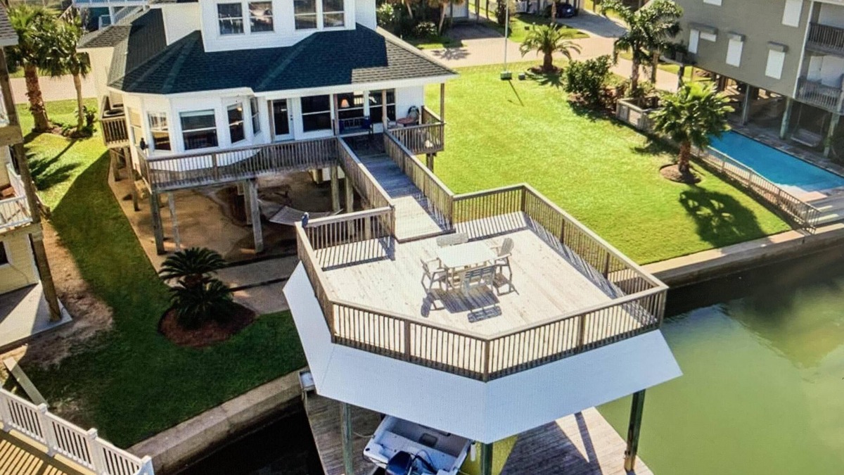 Isla Del Sol House | Stunning Canal-Front Home, Fishing, Kayak,paddle boards, Family fun, and more!