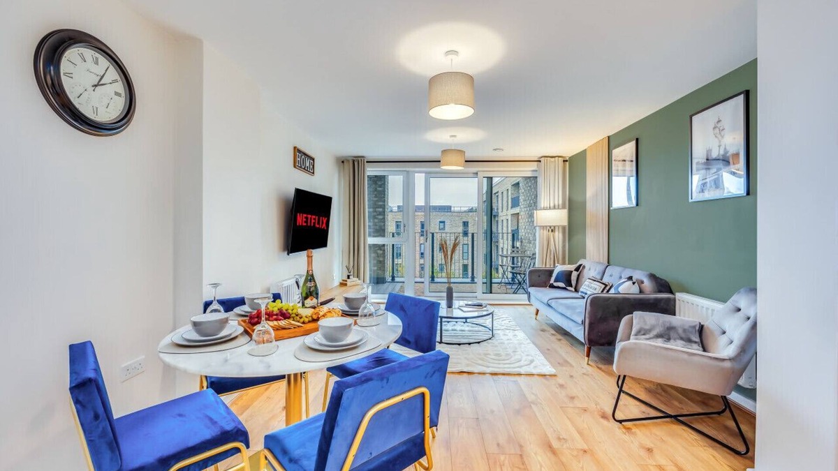 Milton Keynes House | Stunning Canal Side Apartment Prime Location Balcony Free Parking Sky TV